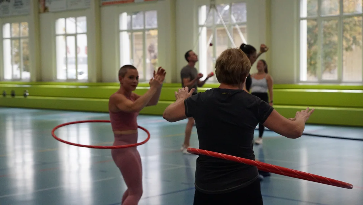 Man sieht zwei Damen mit  dem Hula-Hoop. 